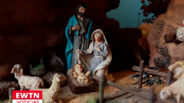 Fieles aprenden a elaborar pesebres con rigor bíblico de cara a la Navidad 2025 