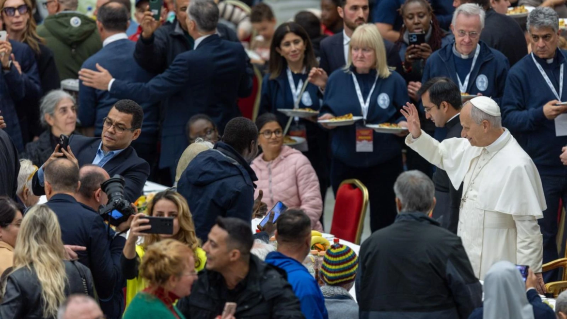 El Papa León XIV almuerza en el Vaticano con más de 1.300 personas en situación de pobreza