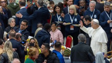 El Papa León XIV almuerza en el Vaticano con más de 1.300 personas en situación de pobreza