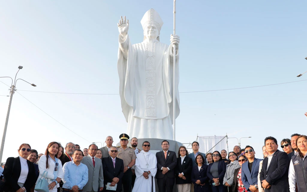 Inauguran y bendicen imponente estatua del Papa León XIV en Chiclayo, donde fue obispo en Perú
