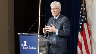 Robert George renuncia al consejo de la Heritage Foundation por video de Kevin Roberts