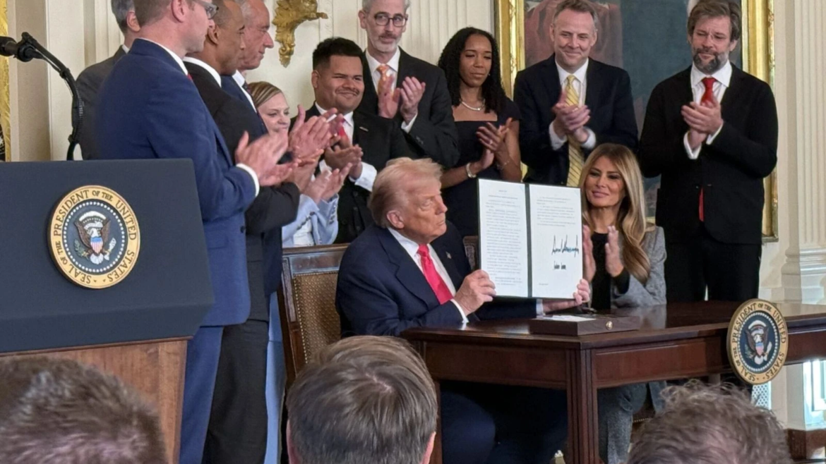 Trump firma orden ejecutiva que prioriza la participación de organizaciones religiosas en el sistema de acogida familiar