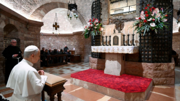 El Papa reza ante la tumba de San Francisco de Asís: “El mundo busca signos de esperanza”