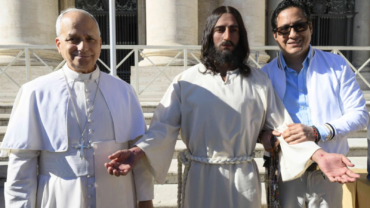 “Encontré mi misión de vida”: Famoso artista peruano presenta una estatua hiperrealista de Jesús al Papa León XIV