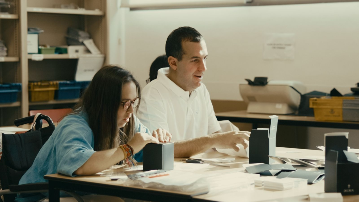 DECRUX, velas manipuladas por jóvenes con discapacidad intelectual para elevar intenciones al cielo