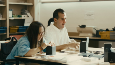 DECRUX, velas manipuladas por jóvenes con discapacidad intelectual para elevar intenciones al cielo