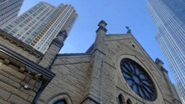 Arquidiócesis de Chicago mantuvo a depredadores seriales conocidos en el ministerio por años, según demandas