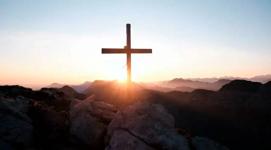 Sacerdote recuerda a los santos “sin título oficial”: abuelas, madres y amigos que están en el cielo