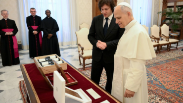 El primer ministro de Georgia regala vino al Papa y le invita a visitar su país