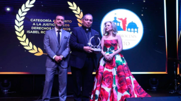 Premian al Arzobispo de Quito por su defensa de los valores humanos y la promoción de la paz