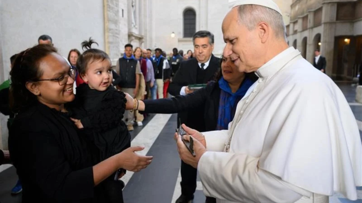 Una madre sin hogar recibe la “llave” de un nuevo apartamento de manos del Papa León XIV