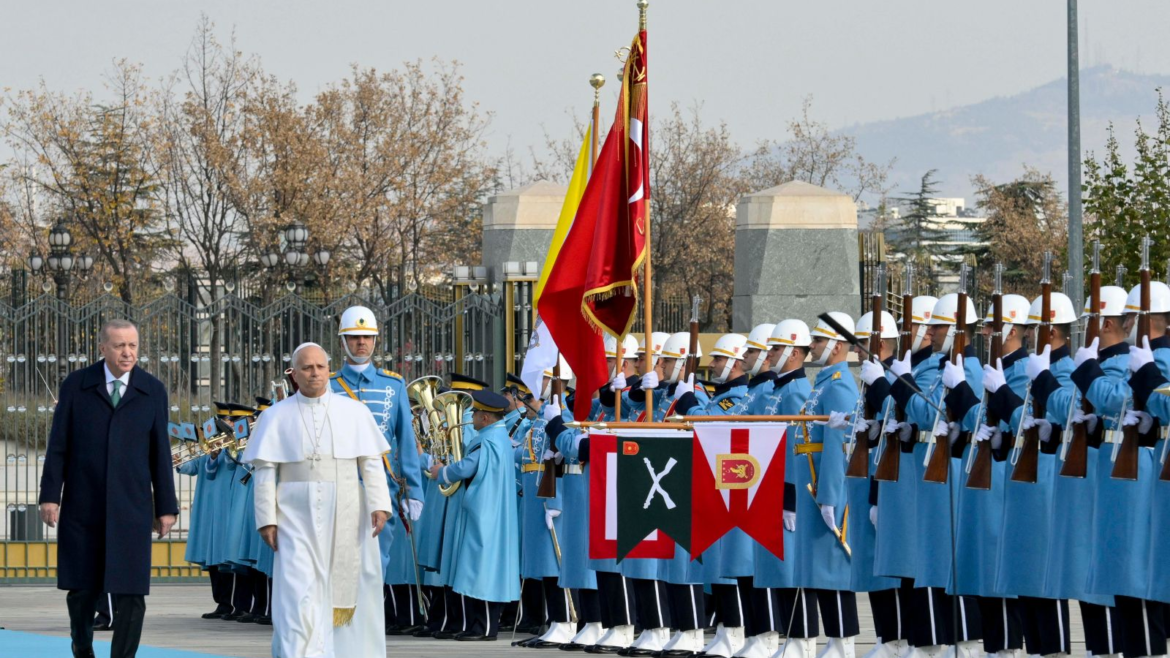 El valor de la familia y la paz marcan la primera jornada del viaje de León XIV a Turquía