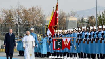 El valor de la familia y la paz marcan la primera jornada del viaje de León XIV a Turquía