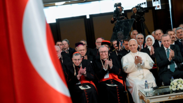 León XIV ensalza la familia y alerta del “engaño consumista” que convierte la soledad en negocio