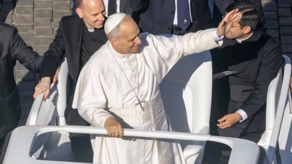 León XIV es el Papa, pero aparentemente nadie le avisó a la inteligencia artificial