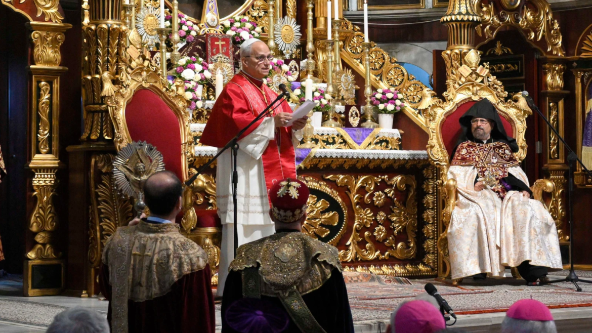 Saludo del Papa León XIV durante su visita a la Catedral Apostólica Armenia en Turquía