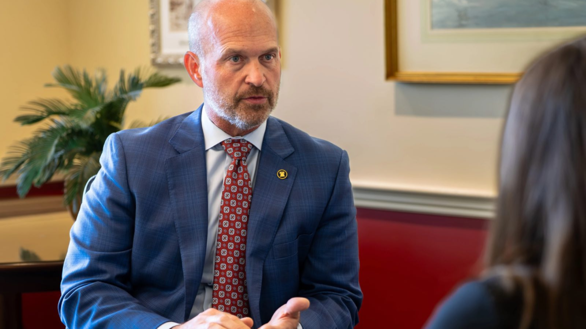 La Heritage Foundation entra en el debate sobre Tucker Carlson y Nick Fuentes