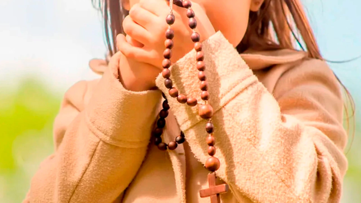 Sacerdote anima a los padres a redescubrir el valor de narrar el Evangelio a los hijos