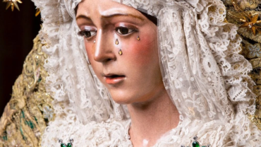 Sevilla recibe con emoción a la Virgen de la Macarena tras una polémica restauración