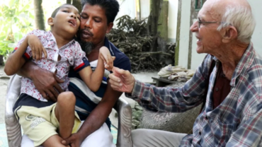 Padre Bob McCahill: El misionero de 88 años que recorre Bangladesh en bicicleta para ayudar a niños con discapacidad