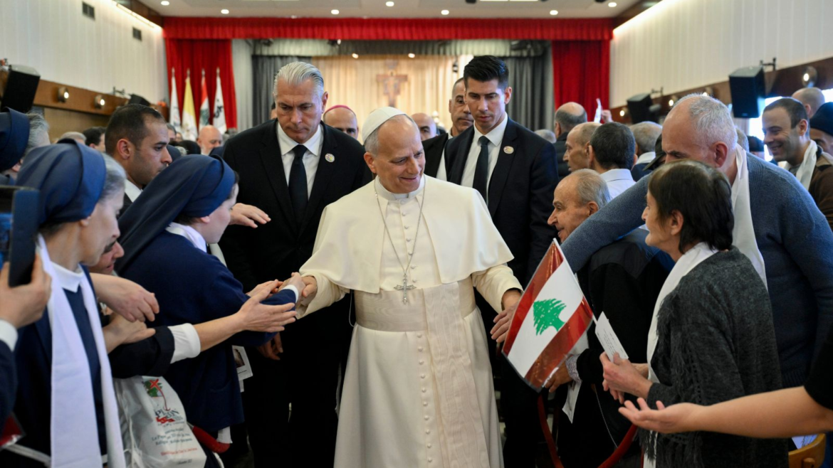 “Aquí habita Jesús”: León XIV consuela a personas con discapacidad en el hospital de la Cruz del Líbano