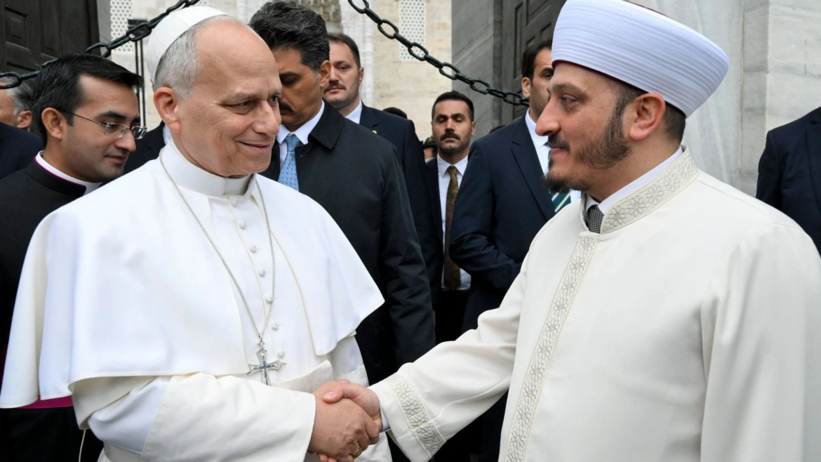 Silencio respetuoso y sin oración: así fue la visita del Papa León XIV a la Mezquita Azul