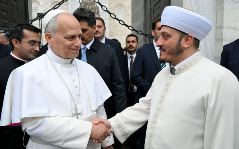Silencio respetuoso y sin oración: así fue la visita del Papa León XIV a la Mezquita Azul