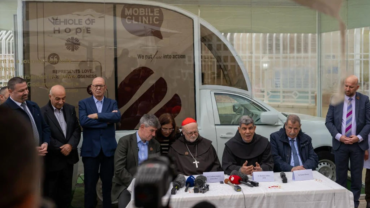 Inauguran en Belén el “vehículo de la esperanza”, un papamóvil convertido en clínica para niños de Gaza