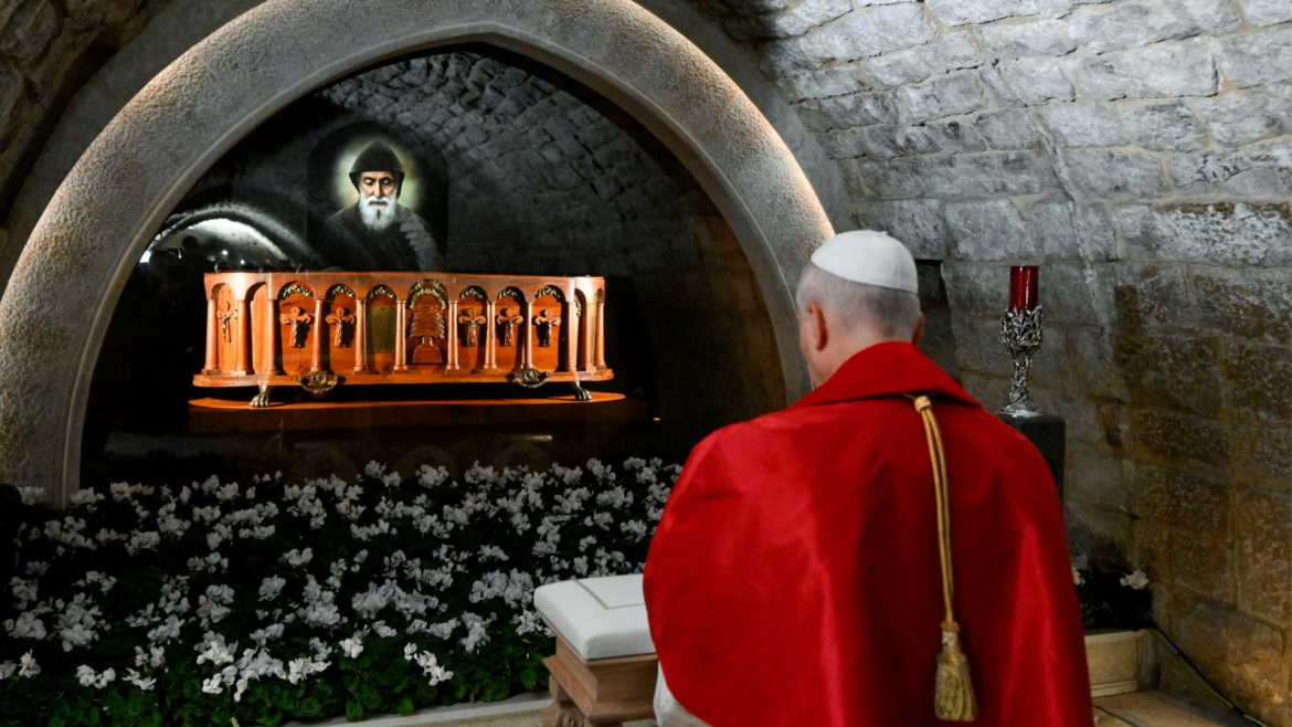 El Papa León XIV ora ante la tumba de San Chárbel y pide su intercesión por la paz en el Líbano