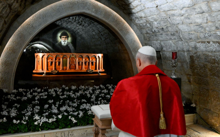 El Papa León XIV ora ante la tumba de San Chárbel y pide su intercesión por la paz en el Líbano