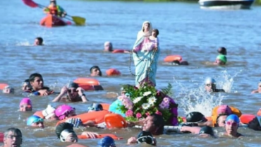 Llega la octava edición de la procesión a nado con la imagen de la Virgen