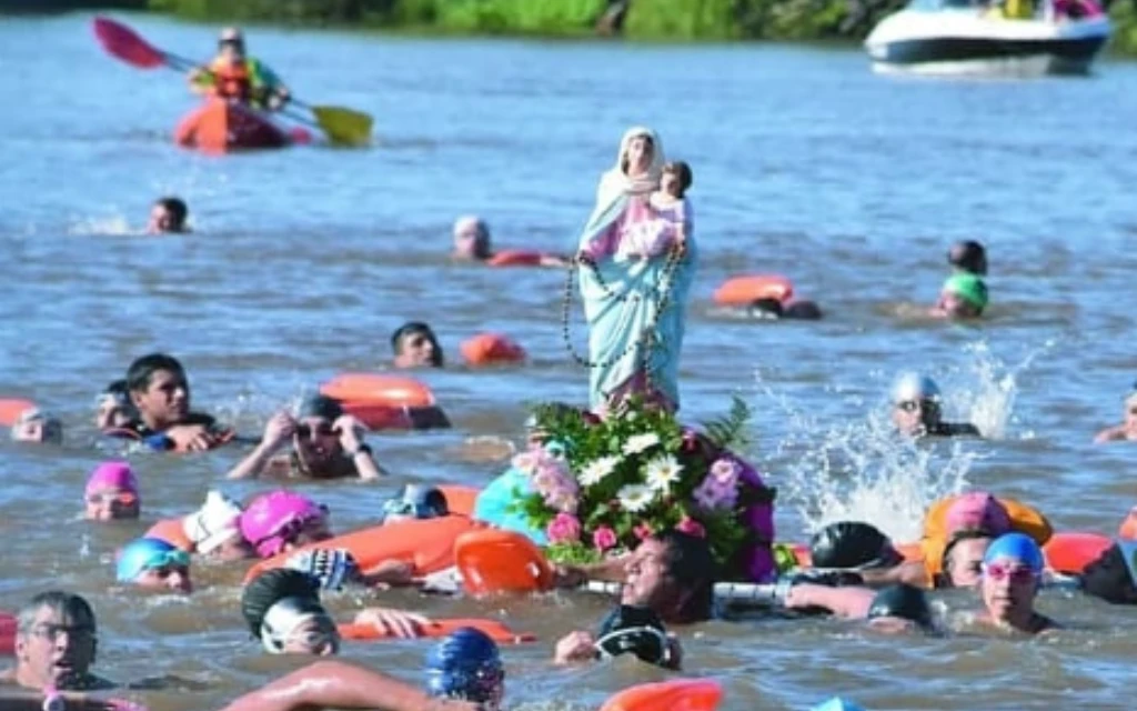 Llega la octava edición de la procesión a nado con la imagen de la Virgen